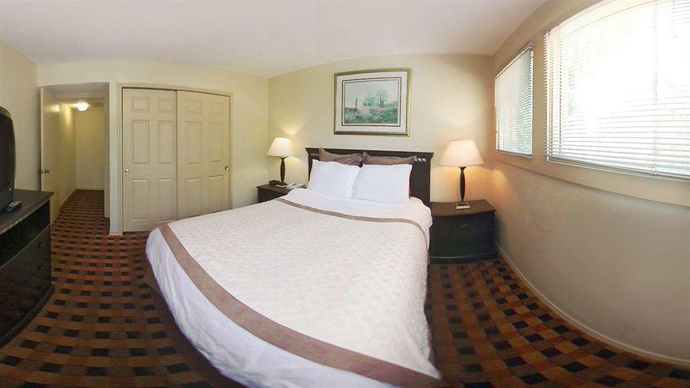Hawthorn Field Hotel